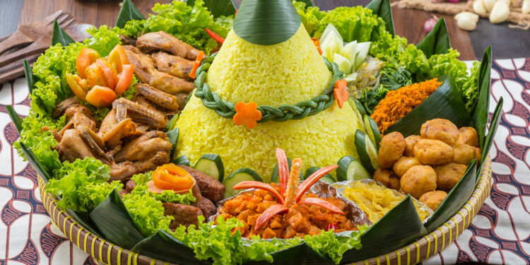Pesta Rakyat HUT ke-26 Rohul Spektakuler, Nasi Tumpeng Gratis Jadi Daya Tarik Utama