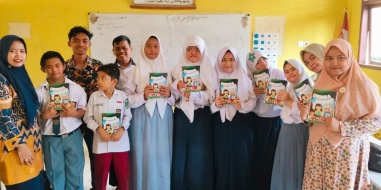 Dorong Inklusi Digital, Universitas Rokania Serahkan Media AR Peningkatan Literasi dan Numerasi ke SLB Rokan Hulu